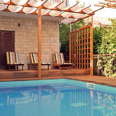 Cozy Lucy With Private Pool Appartamento *